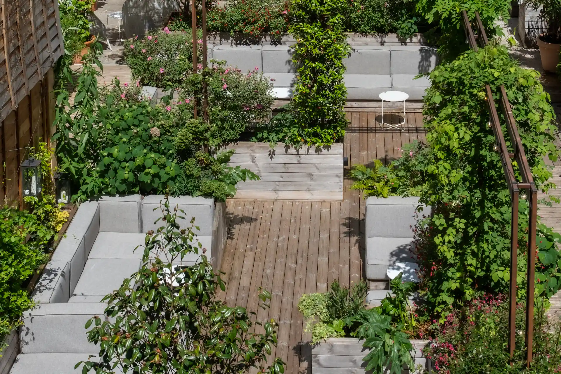 Jardin luxuriant et terrasse côté rue Champeaux du Juvenal à Troyes